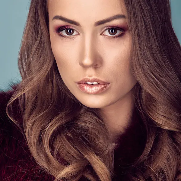 Modern saç stili ve makyajlı güzel bir kadının portresi.