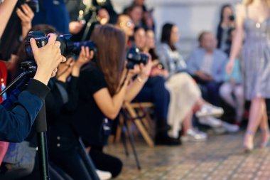 Modern moda defilesinin sunumunda çalışan fotoğrafçıların yakın çekimi