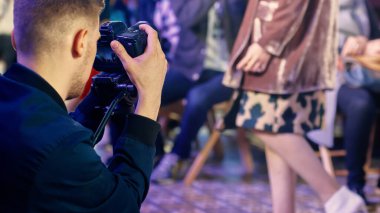 Moda haftasında yeni koleksiyonun tanıtımı için çalışan profesyonel fotoğrafçı.