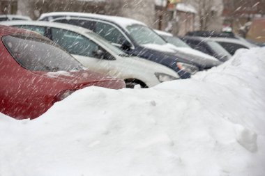 Şiddetli kar yağışı sırasında park halindeki araçların kapatılması