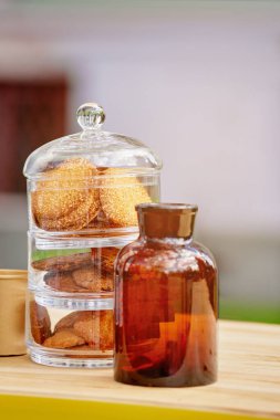 Çerezler cam kavanozda açık hava etkinliğinde tezgahın üzerinde