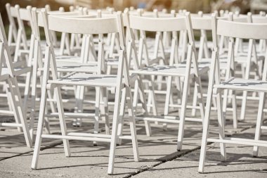 Açık hava etkinliği için boş beyaz katlanır sandalyeler