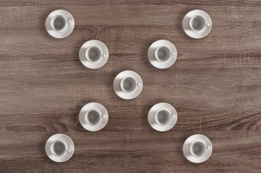 X harfi şeklinde beyaz kahve fincanları.