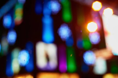 Geceleri renkli şehir ışıklarının bulanık arkaplanı soyut