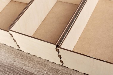 Hediyeler için açılmış boş tahta kutuların üst görünümü