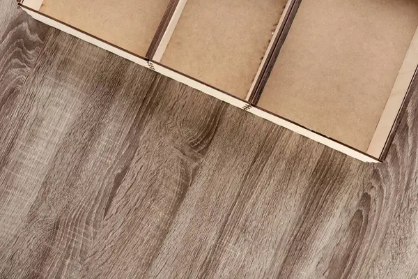 Hediyeler için açılmış boş tahta kutuların üst görünümü