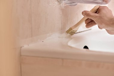 Eski banyo diş minesine sıvı akrilik sürme işlemi