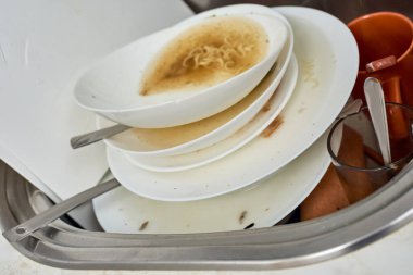 Kirli bulaşık yığınıyla mutfak lavabosu kapanıyor.