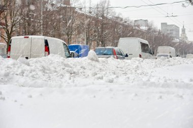 Şiddetli kar yağışı sonrası kış kentinde trafik sıkışıklığı