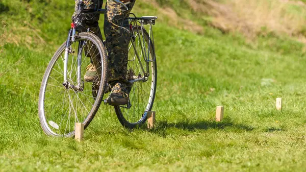 engelli bisiklet sürme eğitimi alan bir adamın fotoğrafı.