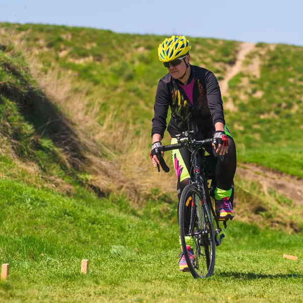 Dnepr, Ukrayna - 21 Nisan 2018: Bisikletçi kadın bisiklet yarışması sırasında yarışır