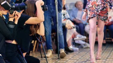 Modern moda defilesinin sunumunda çalışan fotoğrafçıların yakın çekimi