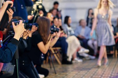 Modern moda defilesinin sunumunda çalışan fotoğrafçıların yakın çekimi