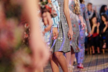 Moda haftasında yeni kıyafet koleksiyonunu gösteren mankenler