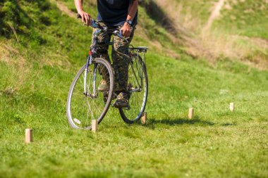 engelli bisiklet sürme eğitimi alan bir adamın fotoğrafı.