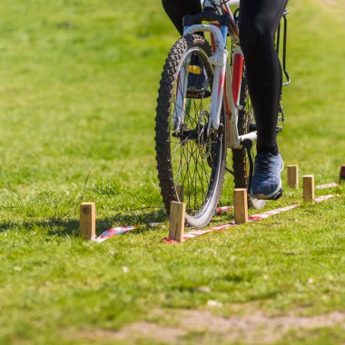 engelli bisiklet sürme eğitimi alan bir adamın fotoğrafı.