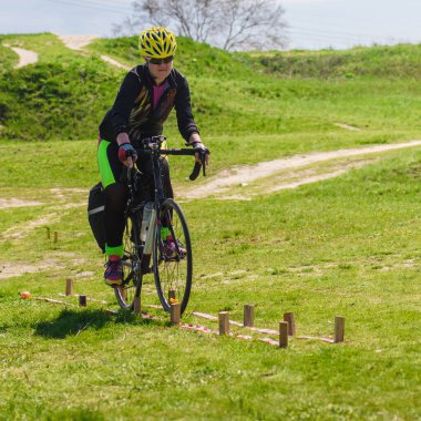 Bisiklet turizmi yarışmasına katılan genç bayan motorcu