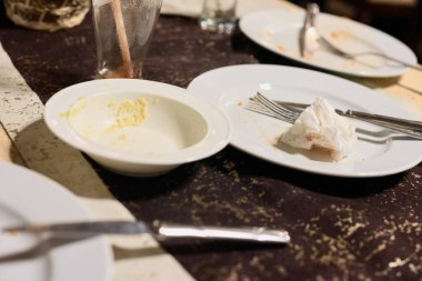 Kafedeki yemekten sonra kirli boş tabaklar