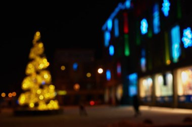 Noel gecesi ışıltılı şehrin bulanık fotoğrafı.