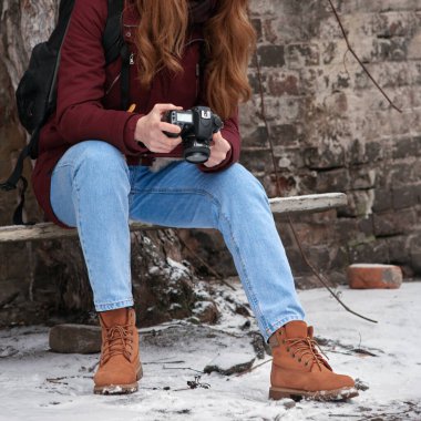 Dışarıdaki dijital kameralı kadın fotoğrafçı