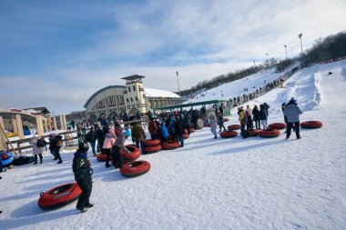 Dnepr, Ukrayna... 25 Ocak 2018: Lastik tüplü bir grup insan kayak kaldırma kuyruğunda bekliyor