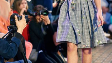 Modern moda defilesinin sunumunda çalışan fotoğrafçıların yakın çekimi