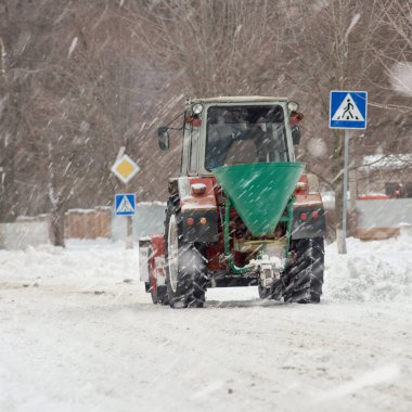 Yoğun kar yağışı sonrasında şehirde kar temizleme yolu
