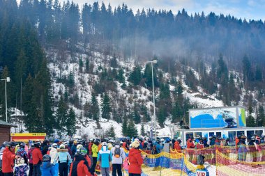 Bukovel, Ukrayna - 11 Ocak 2018: Bukovel 'de kayakçılarla dolu ünlü kış kayak merkezi