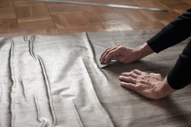 Marangozların elleri birbirine yapışkan filmden havayı temizliyor.