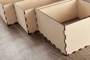 Hediyeler için hazırlanmış zarif ahşap kutuların yakın çekimi.