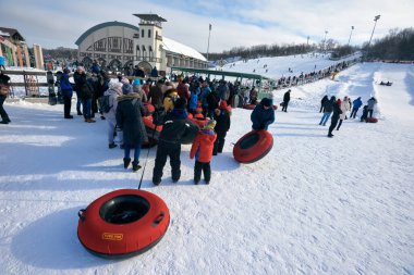 Dnepr, Ukrayna... 25 Ocak 2018: Lastik tüplü bir grup insan kayak kaldırma kuyruğunda bekliyor