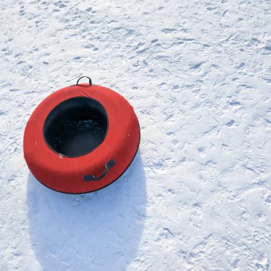 Karlı zeminde şişirilebilir kar tüpünün üst görüntüsü