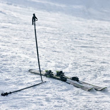 Kayak ekipmanlarının karlı kış arkaplanına yakın çekim