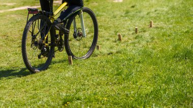 engelli bisiklet sürme eğitimi alan bir adamın fotoğrafı.
