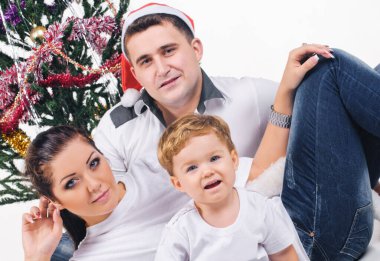 Genç anne, küçük çocuk ve yeni yıl süslemeleri için daha da ileri.