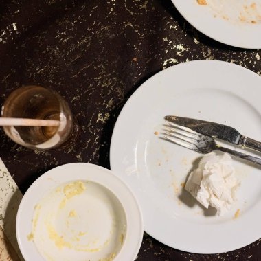 Kafedeki yemekten sonra kirli boş tabaklar