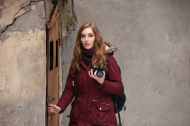 Profesyonel kadın fotoğrafçı fotoğraf çekimi için yer arıyor.