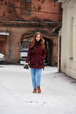 Kadın fotoğrafçı şehirde dolaşıyor ve güzel fotoğraflar çekiyor.