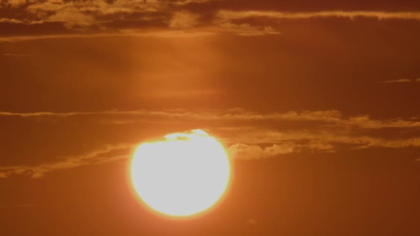 アフリカの日没時間経過とともに大きな太陽と雲のない空シネマティック4K映像 — ストック動画