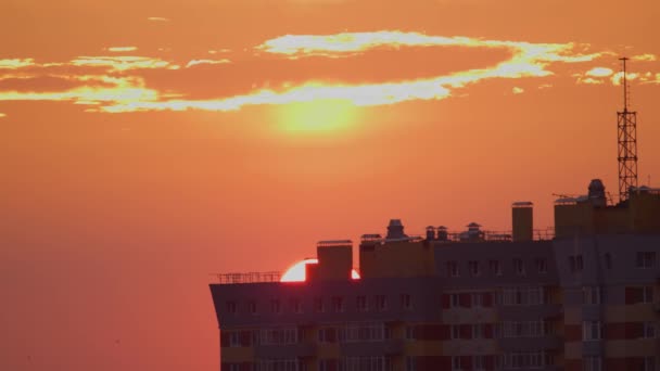 Ουκρανικά Sunset Time Lapse Μεγάλο Ήλιο Και Θολό Ουρανό Κινηματογραφικό — Αρχείο Βίντεο
