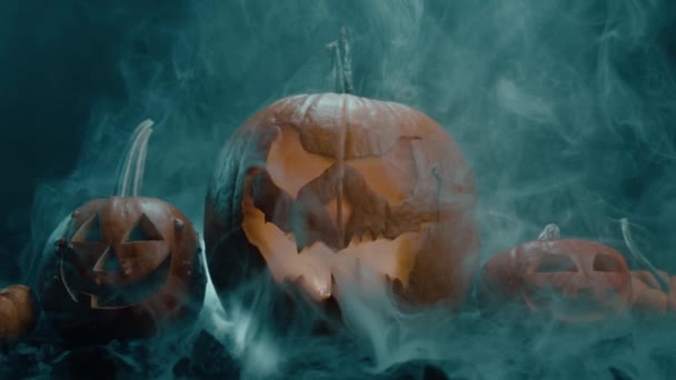 Dunkeln Glüht Der Halloween Kürbis Flammen Gruseliger Kürbis Mit Rauch — Stockvideo