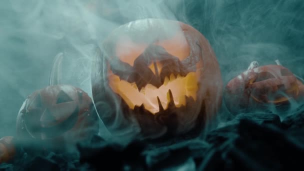 Хэллоуин Тыква Огне Светится Внутри Темноте Страшная Тыква Дымом Вокруг — стоковое видео