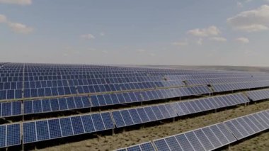 Yeşil enerji, rüzgar türbinleri günbatımında yeşil alanda enerji üretir, modern enerji santrali, alternatif enerji kaynakları, kuadrokopter uçuşu. 