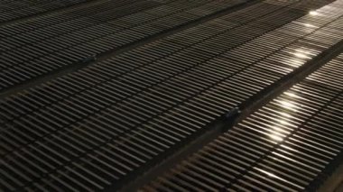 Ekoloji güneş enerjisi enerji panelleri güneş batımında yeşil enerji elektriksel yenilik doğası ağır çekim