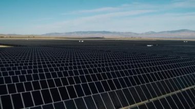Ekoloji güneş enerjisi enerji panelleri güneş batımında yeşil enerji elektriksel yenilik doğası ağır çekim