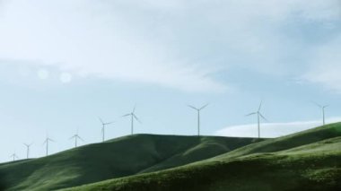 Yeşil enerji, rüzgar türbinleri günbatımında yeşil alanda enerji üretir, modern enerji santrali, alternatif enerji kaynakları, kuadrokopter uçuşu. 