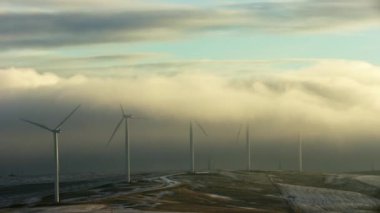 Yeşil enerji, rüzgar türbinleri günbatımında yeşil alanda enerji üretir, modern enerji santrali, alternatif enerji kaynakları, kuadrokopter uçuşu. 