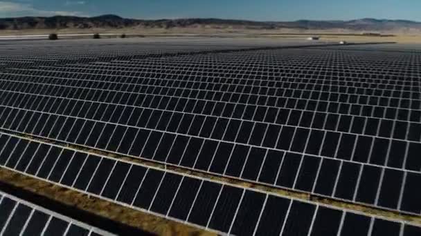 Zielona Energia Turbiny Wiatrowe Wytwarzają Energię Zielonym Polu Zachodzie Słońca — Wideo stockowe