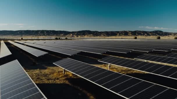 Ekologie Solární Elektrárny Panely Polích Zelená Energie Při Západu Slunce — Stock video