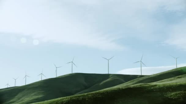 Groene Energie Windturbines Produceren Energie Het Groene Veld Bij Zonsondergang — Stockvideo